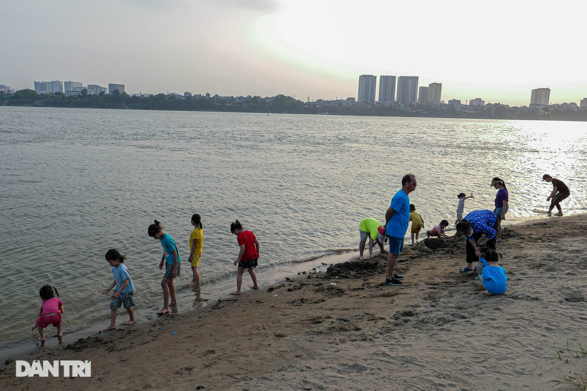 Một số gia đình lại chọn địa điểm cắm trại ngay cạnh sông để trẻ em có thể tắm mát, nghịch nước nhưng cũng tiềm ẩn nhiều nguy hiểm khi vui chơi tại đây.