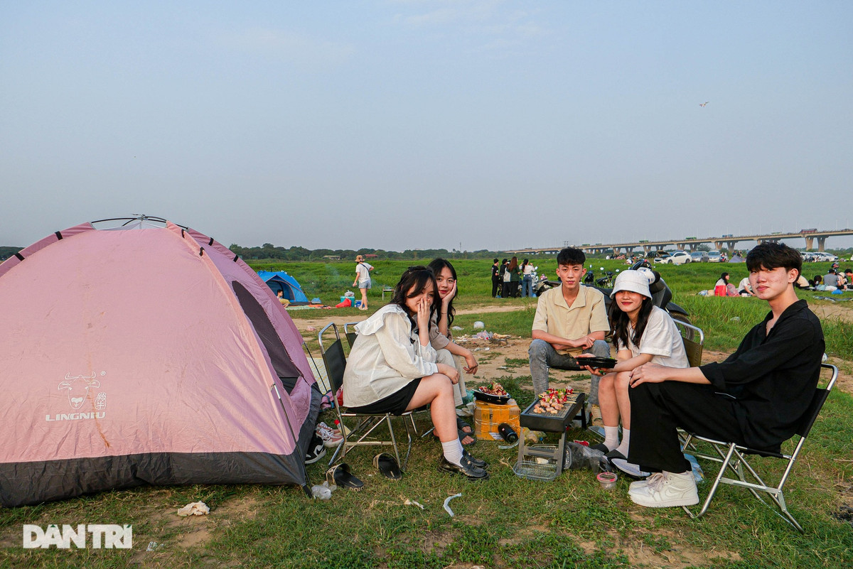 Một nhóm bạn trẻ cắm trại nướng đồ ăn, dịp lễ này họ không về quê bởi lo ngại tình trạng đông đúc và tắc đường.