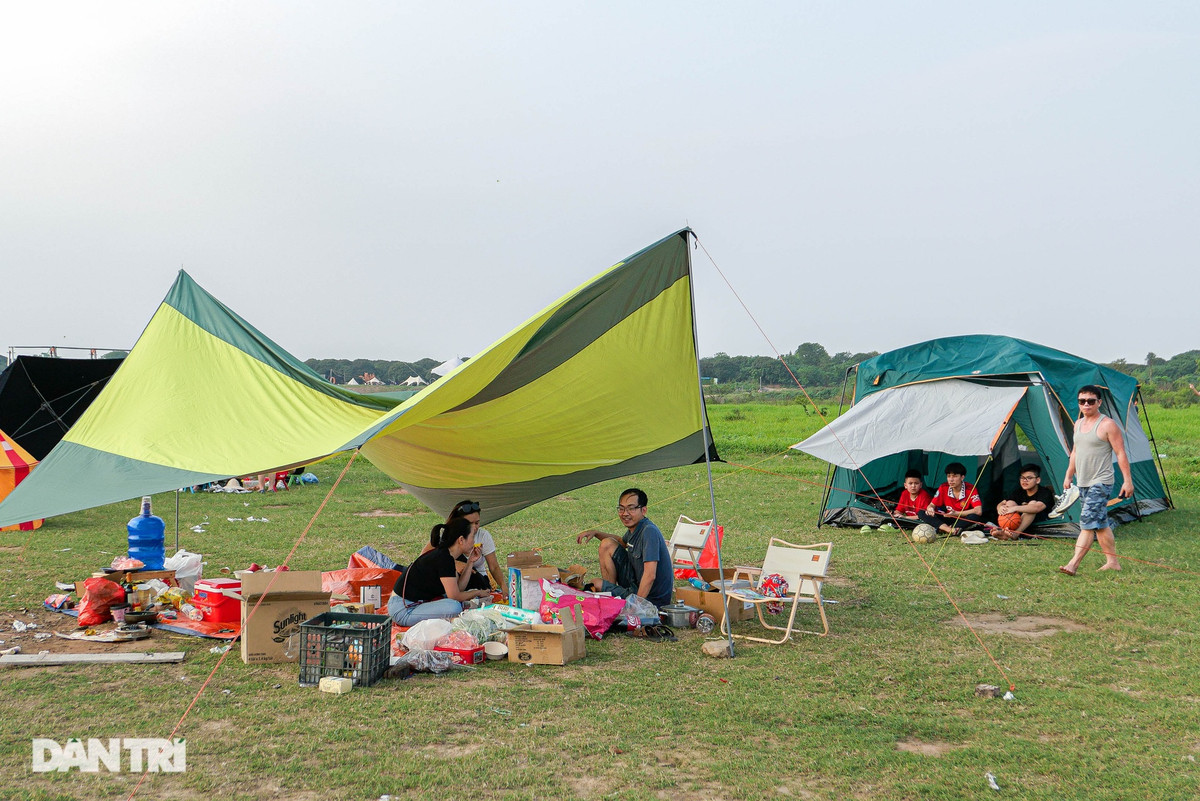 Những lều trại được dựng lên để gia đình, bạn bè, người thân nấu nướng ăn uống vui vẻ bên nhau trong kỳ nghỉ lễ.