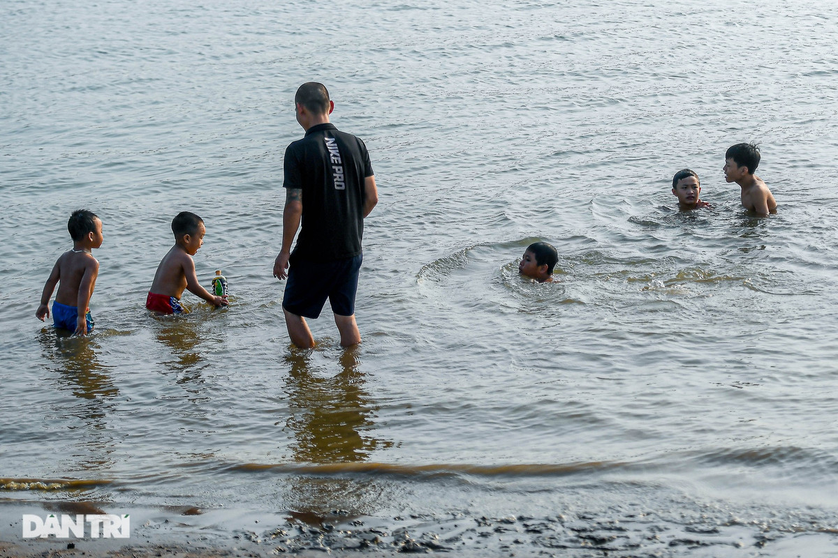 Ngoài cắm trại và ăn uống ngoài trời, một trẻ nhỏ thỏa thích với niềm vui thả diều và tắm sông Hồng.