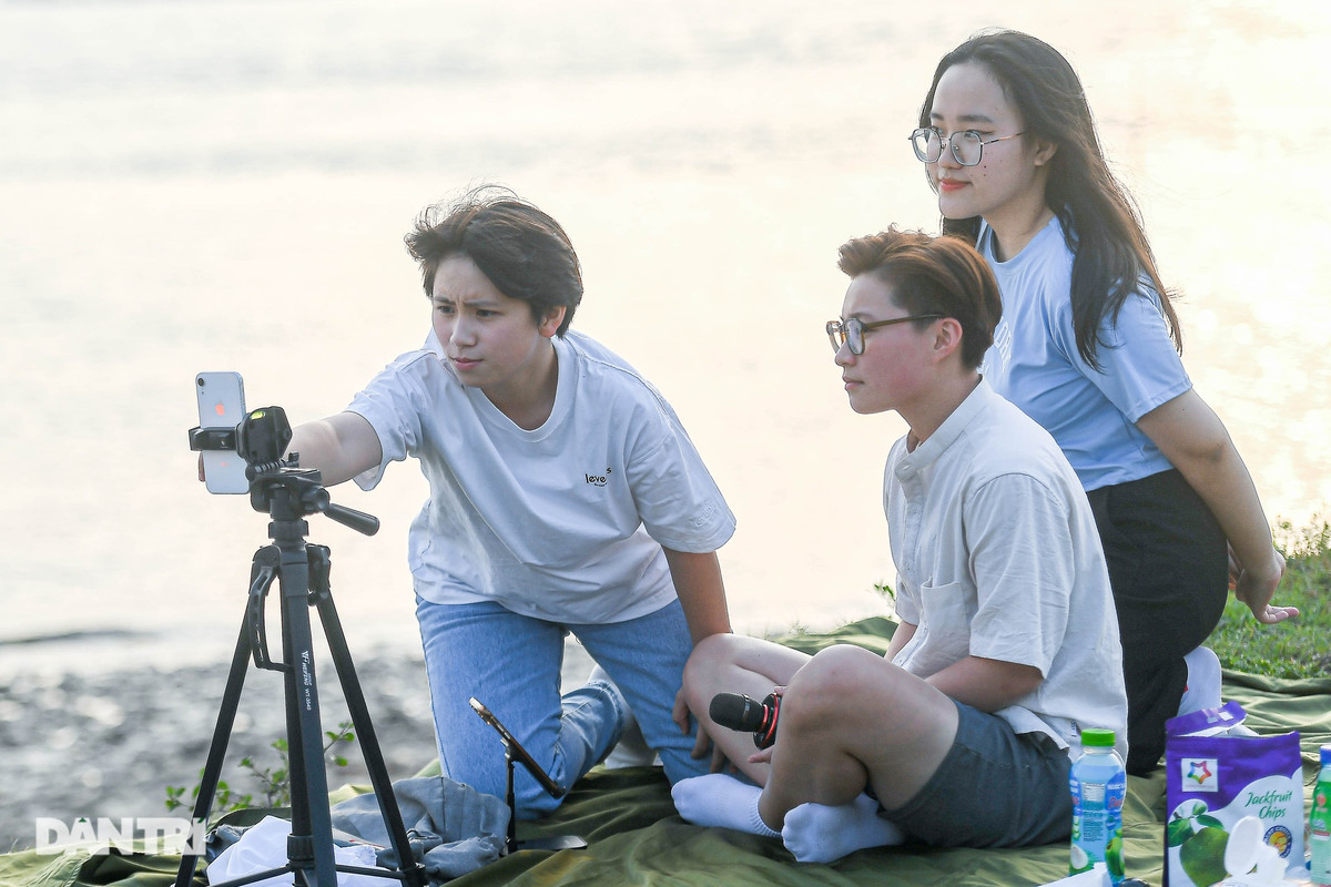 Các nhóm bạn cùng tranh thủ ngắm mặt trời lặn ven sông trong ngày thời tiết đẹp.