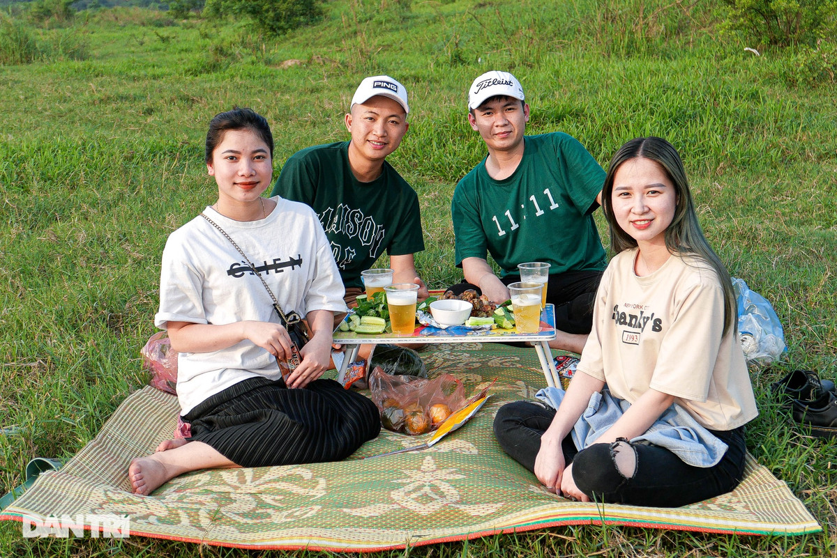 Nhóm Du (Thanh Xuân, Hà Nội) có 4 người. Một thành viên trong nhóm cho biết: "Ở đây không gian rộng, yên tĩnh, mát mẻ nên chụp ảnh xong chúng mình sẽ tổ chức một bữa tiệc nhỏ vui vẻ bên nhau".