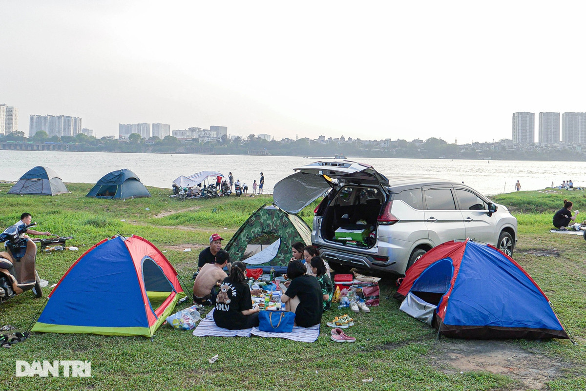 Khu vực bãi đất ven sông Hồng có đặc điểm là bằng phẳng và thoáng mát. Tuy nhiên, ở đây có ít cây to có thể che nắng. Việc cắm trại chỉ thích hợp vào những ngày nhiệt độ mát mẻ.