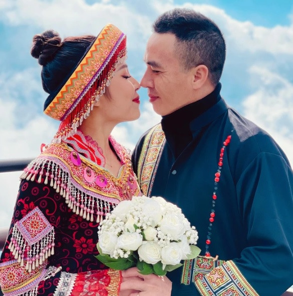 MC Hoàng Linh khoe bụng bầu bên chồng, dân mạng hỏi câu bất ngờ MC Hoang Linh khoe bung bau ben chong, dan mang hoi cau bat ngo