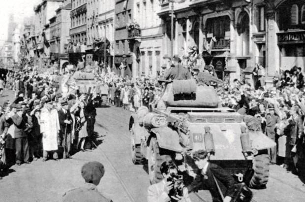 Người dân ở Brusseles, Bỉ đứng hai bên đường chào đón nồng nhiệt quân Đồng minh tiến vào giải phóng. Ảnh chụp ngày 8/5/1945.