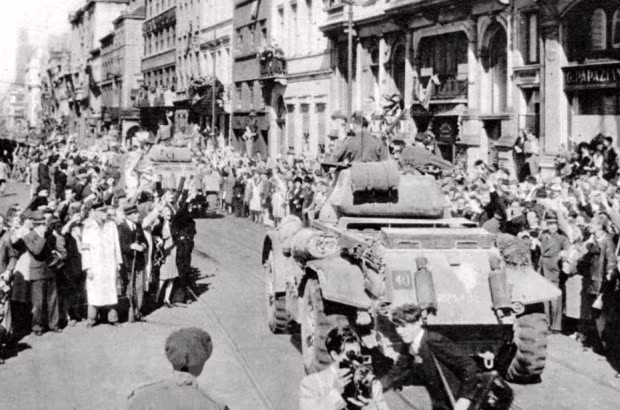 Người dân ở Brusseles, Bỉ đứng hai bên đường chào đón nồng nhiệt quân Đồng minh tiến vào giải phóng. Ảnh chụp ngày 8/5/1945.