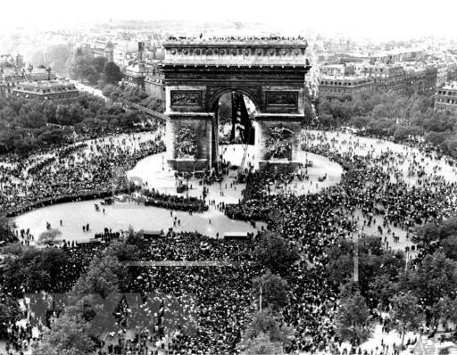 Hàng ngàn người dân Pháp ăn mừng chiến thắng phát xít Đức ở Khải Hoàn Môn, Paris, Pháp.