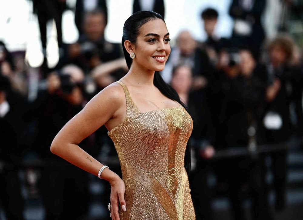 Bà mẹ hai con buộc tóc đuôi ngựa đơn giản, phối trang sức kim cương ăn ý với bộ đầm lấp lánh.