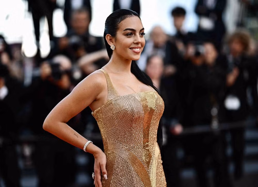 Bà mẹ hai con buộc tóc đuôi ngựa đơn giản, phối trang sức kim cương ăn ý với bộ đầm lấp lánh.