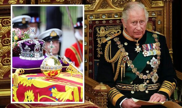 Sau khi kết thúc nghi lễ tại Tu viện Westminster, Vua Charles III sẽ ngồi xe ngựa trở về Cung điện Buckingham. Khi ấy, ông hoàng nước Anh sẽ đội vương miện Nhà nước Hoàng gia. Vương miện này có trọng lượng nhẹ hơn vương miện St Edward khi nặng 1,06 kg.