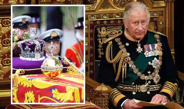 Sau khi kết thúc nghi lễ tại Tu viện Westminster, Vua Charles III sẽ ngồi xe ngựa trở về Cung điện Buckingham. Khi ấy, ông hoàng nước Anh sẽ đội vương miện Nhà nước Hoàng gia. Vương miện này có trọng lượng nhẹ hơn vương miện St Edward khi nặng 1,06 kg.