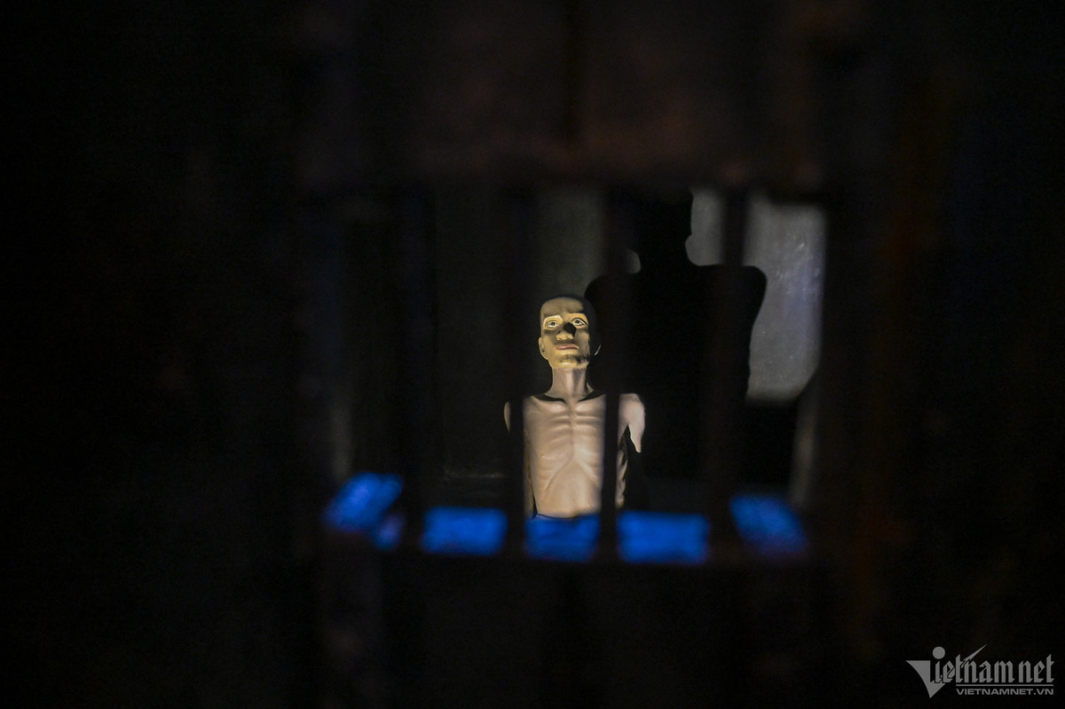 Hình ảnh khu giam giữ nam tù chính trị. Không gian chật hẹp, tù nhân bị kìm kẹp được tái hiện bằng tượng thạch cao. Trước đây, Nhà tù Hỏa Lò từng được gọi với cái tên "Địa ngục trần gian" ở Hà Nội.