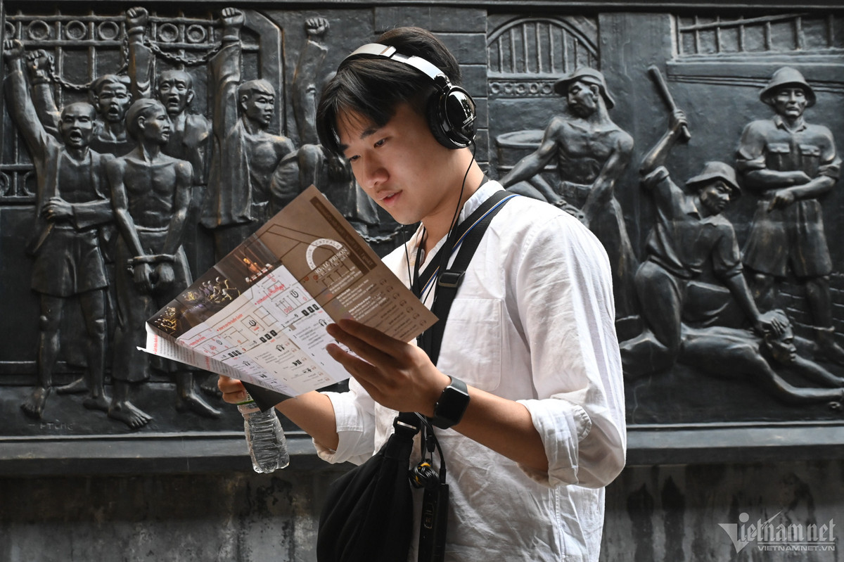 "Tôi được bạn bè Việt Nam giới thiệu đến đây. Họ nói chắc chắn tôi sẽ cảm thấy rùng mình. Ngoài ra, tôi thấy Hà Nội rất thú vị, một điểm du lịch vừa hiện đại lại có những nét cổ kính", Choi Won (người Hàn Quốc) nói.