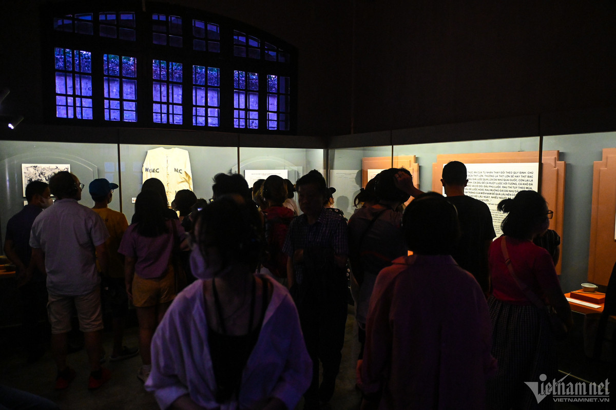 Bên trong nhà tù trưng bày nhiều tài liệu, hiện vật quý, tiêu biểu như: máy chém, cửa cống ngầm, hiện vật về phi công Mỹ... Nội dung tập trung vào hai chủ đề chính là Nhà tù Hỏa Lò dưới chế độ thực dân Pháp (1896-1954) và cuộc sống, sinh hoạt của phi công Mỹ trong trại giam Hỏa Lò (1964-1973).