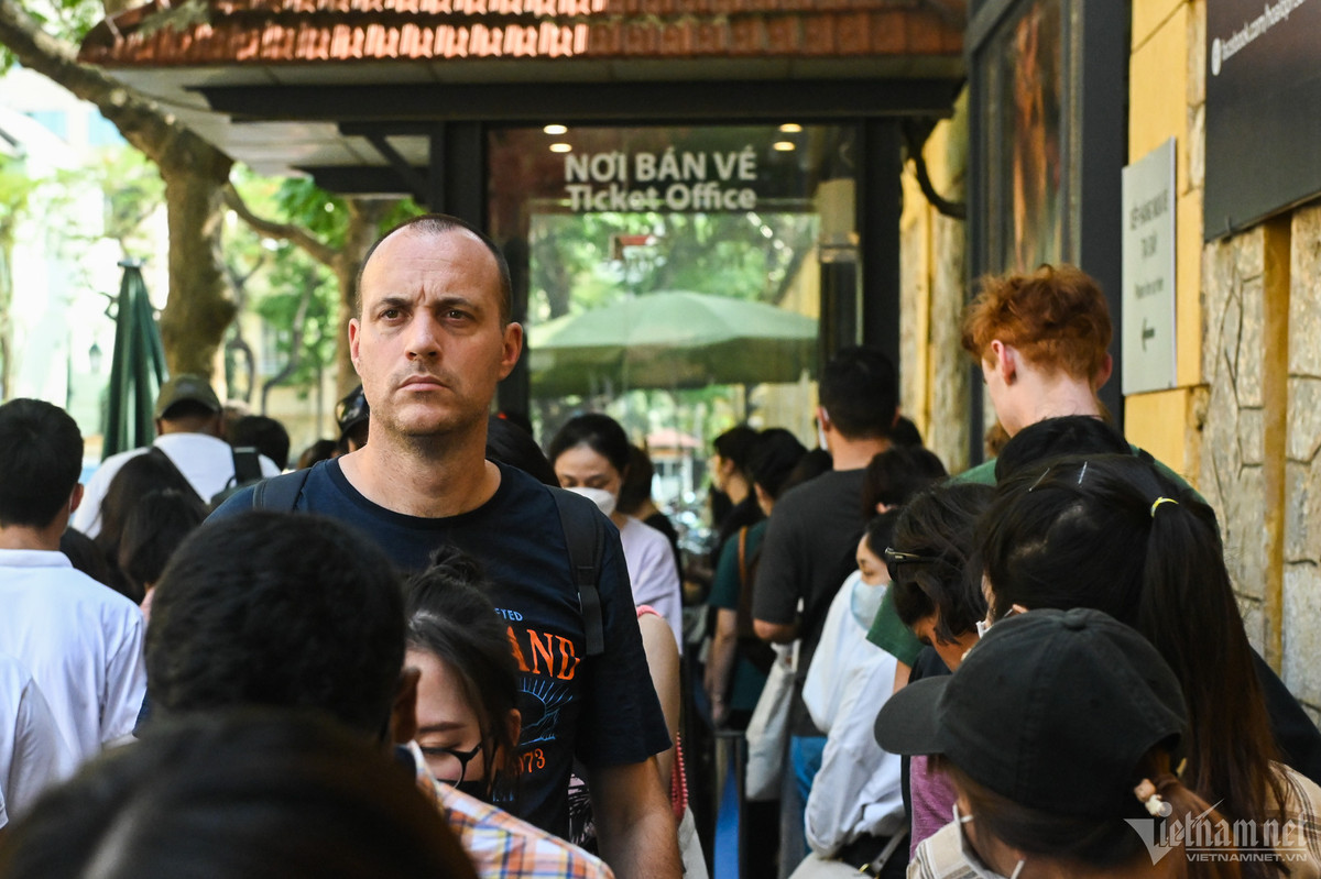 Thời gian gần đây, nhờ vào cách truyền thông dí dỏm, khu di tích này bỗng trở thành điểm đến được nhiều bạn trẻ trong và ngoài nước quan tâm. Nhà tù Hỏa Lò mở cửa từ 8h - 17h các ngày trong tuần kể cả dịp lễ.