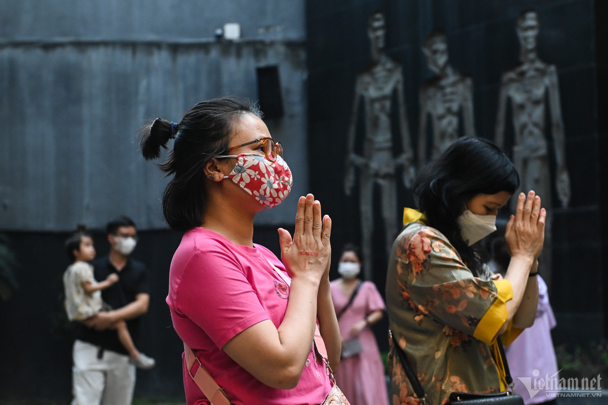 Khu vực tưởng niệm các chiến sĩ bị địch bắt và hạnh ha tại Nhà tù Hỏa Lò được nhiều người quan tâm và tỏ lòng thành kính.