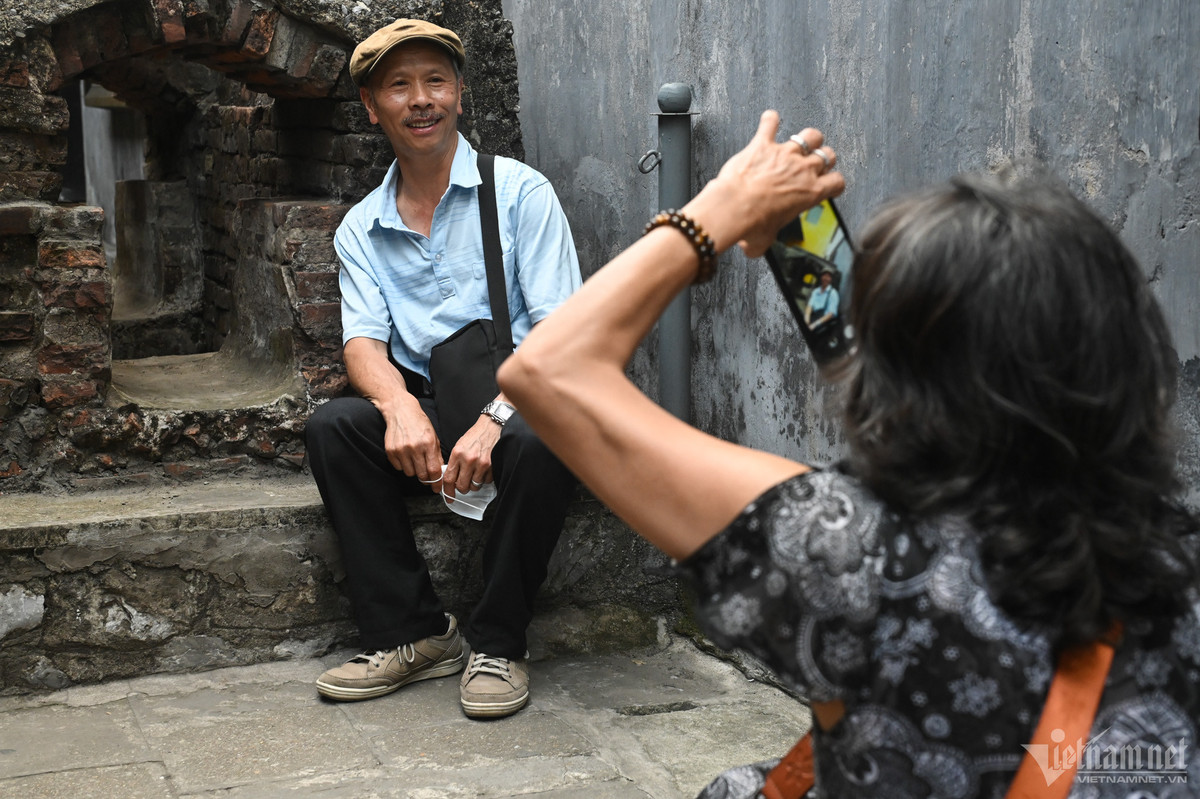 Ông Lê Văn Tám (đến từ TP.HCM) du lịch xuyên Việt trong kỳ nghỉ lễ 30/4-1/5. Đến Hà Nội, ông chọn Nhà tù Hỏa Lò, Lăng Chủ tịch Hồ Chí Minh và các bảo tàng... làm những điểm tham quan dịp này.