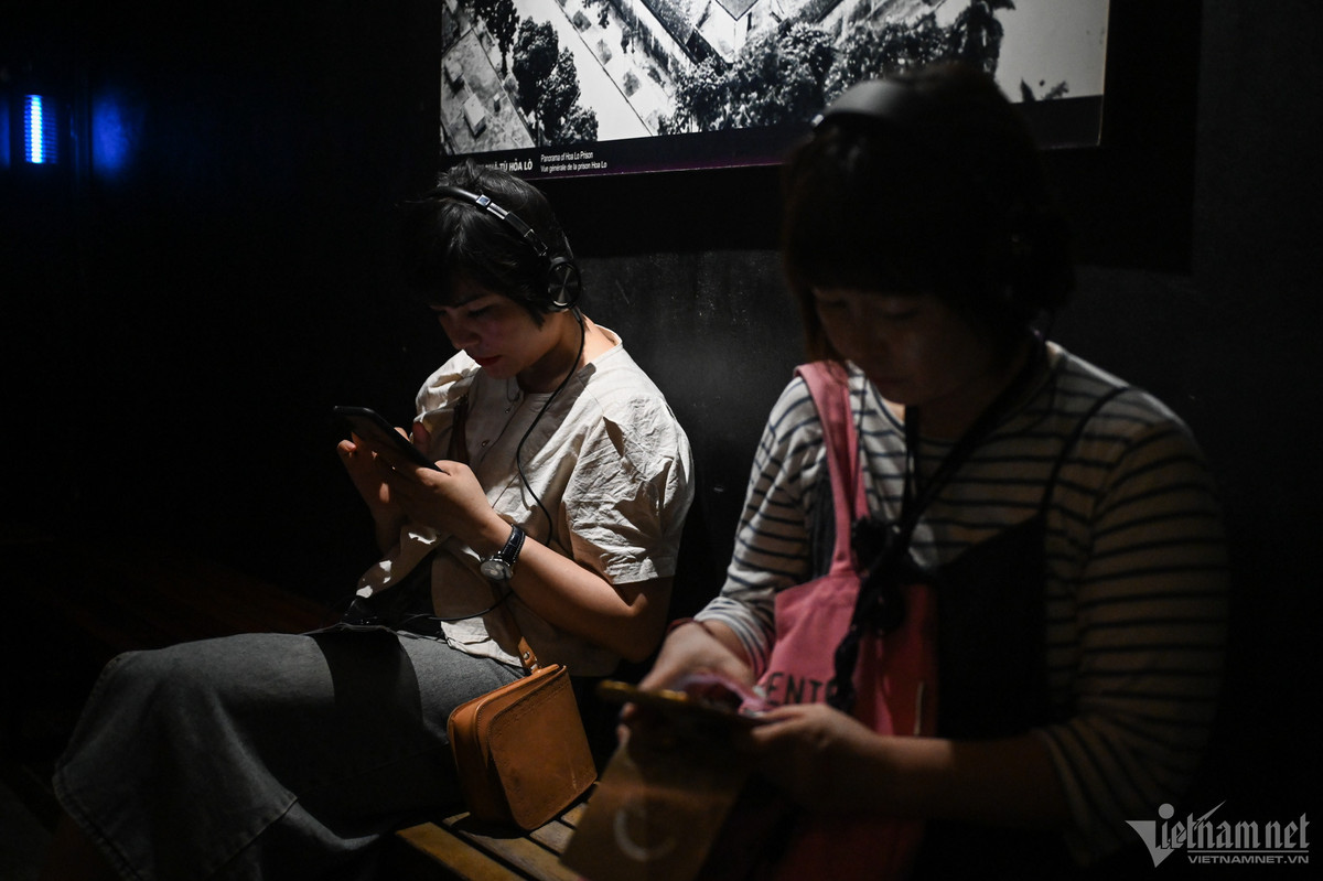 Trong suốt quá trình tham quan, du khách có thể đăng ký thuê và sử dụng tai nghe để nghe hướng dẫn viên thuyết minh.