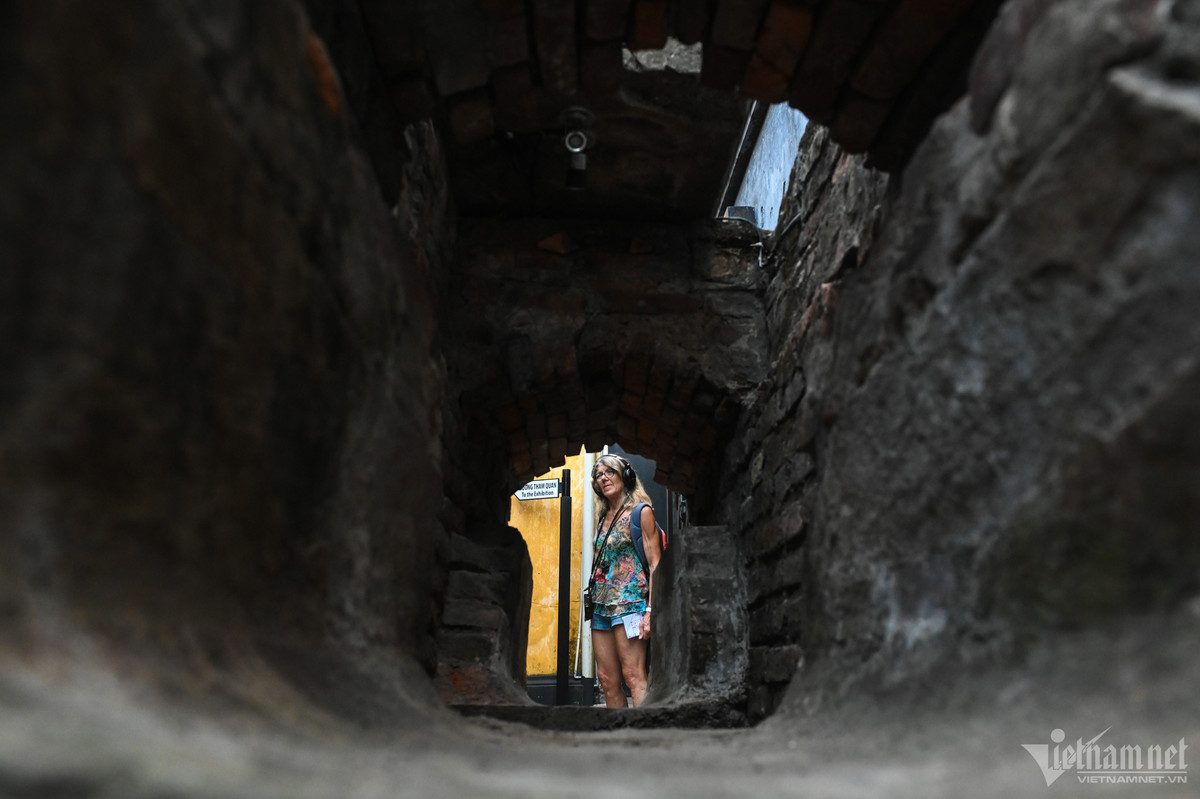 Di tích "Cửa cống ngầm", theo ghi chép đêm 24/12/1951, 16 tù chính trị bị kết án tử hình tổ chức vượt ngục Hỏa Lò từ cửa cống này. 5 người trong số đó vượt ngục thành công và liên lạc được với tổ chức rồi tiếp tục quay lại chiến đấu.