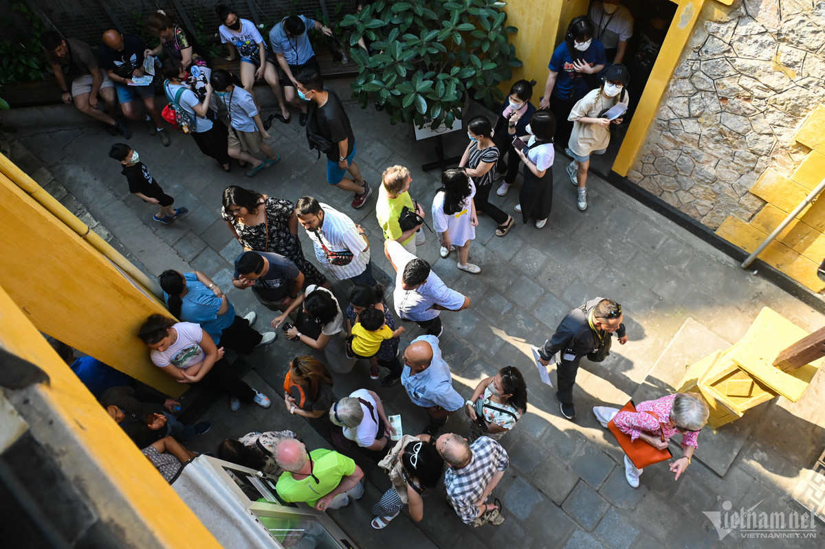 Điểm tham quan này đông đúc cả ngày. Theo chia sẻ của ban quản lý, khu di tích mở cửa xuyên suốt dịp nghỉ lễ 30/4-1/5, mỗi ngày đón hàng trăm lượt khách.