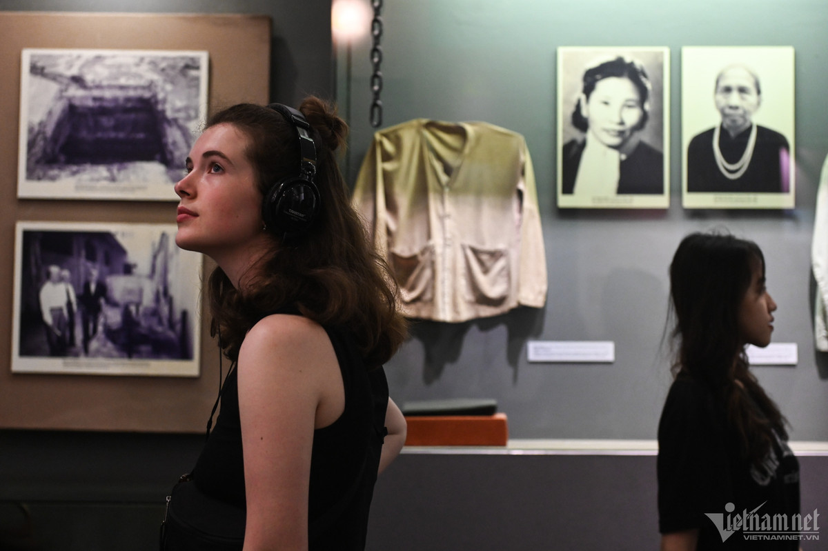 Serena (du khách Thụy Điển) cho biết: "Tôi khá ấn tượng với cách trưng bày hiện vật ở đây như việc sử dụng ánh sáng tối, tạo cảm giác sợ hãi, nhất là các phòng giam được giữ nguyên, còn du khách phải nhìn vào trong qua một ô cửa bé xíu".