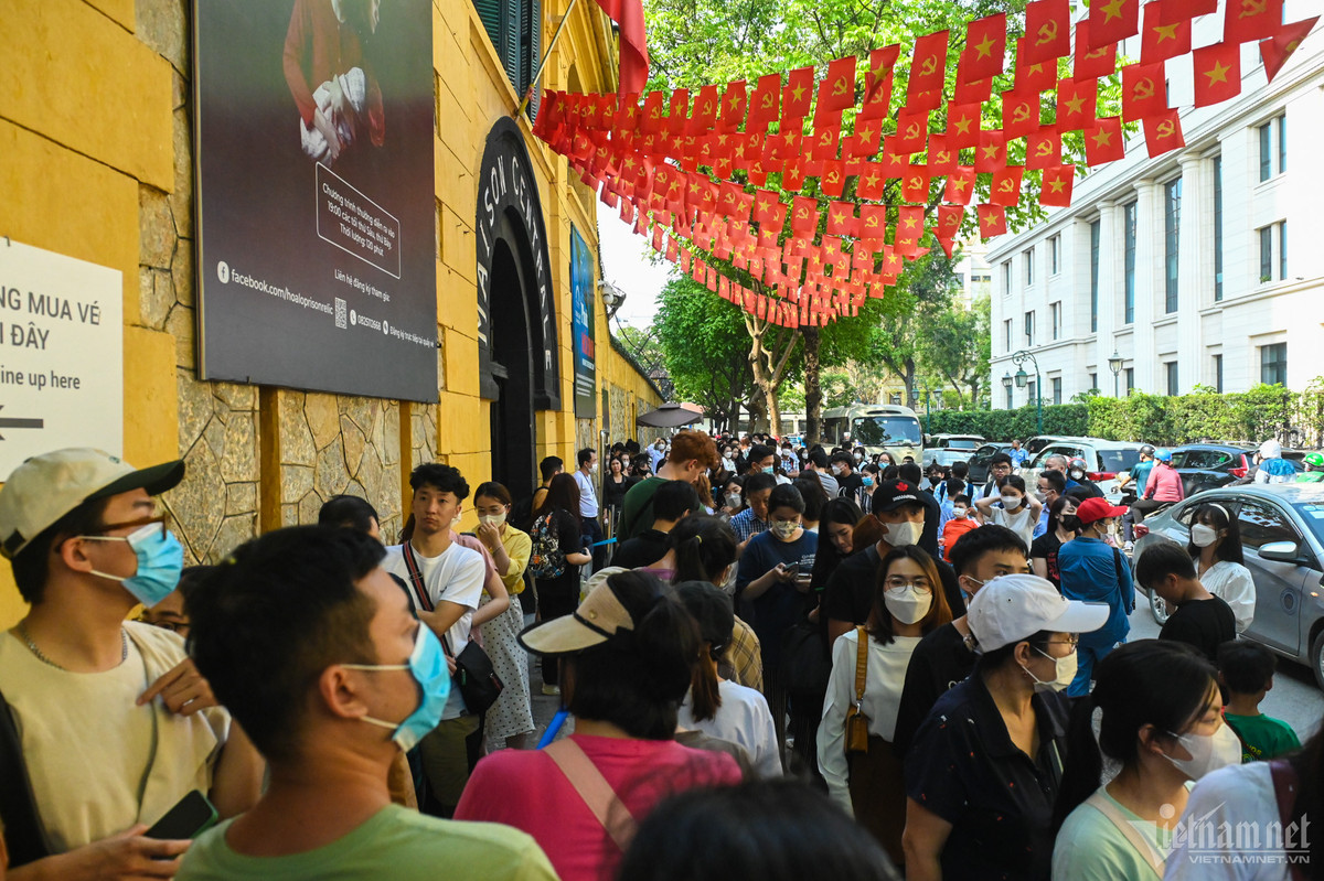 Di tích lịch sử Nhà tù Hỏa Lò ở số 1 phố Hỏa Lò có giá trị lịch sử tiêu biểu của thủ đô, được xếp hạng cấp Quốc gia. 14h chiều 1/5, cả trăm người xếp hàng chờ mua vé vào tham quan.