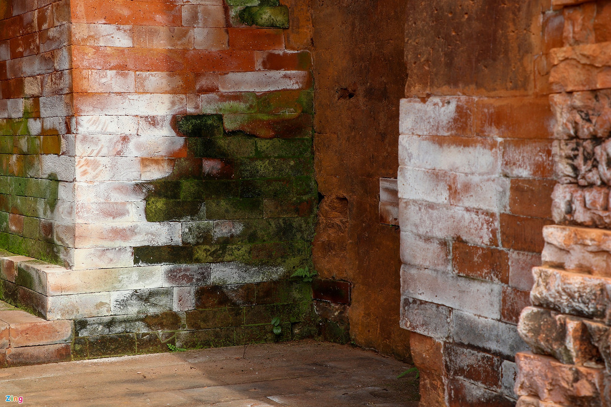 Tuy nhiên, theo ghi nhận của PV, dù mới sau khoảng 6 tháng hoàn thiện trùng tu, tháp Giữa và tháp Bắc có nhiều mảng gạch tường trắng như muối xuất hiện từ phía ngoài cửa tháp cho đến bên trong tháp.