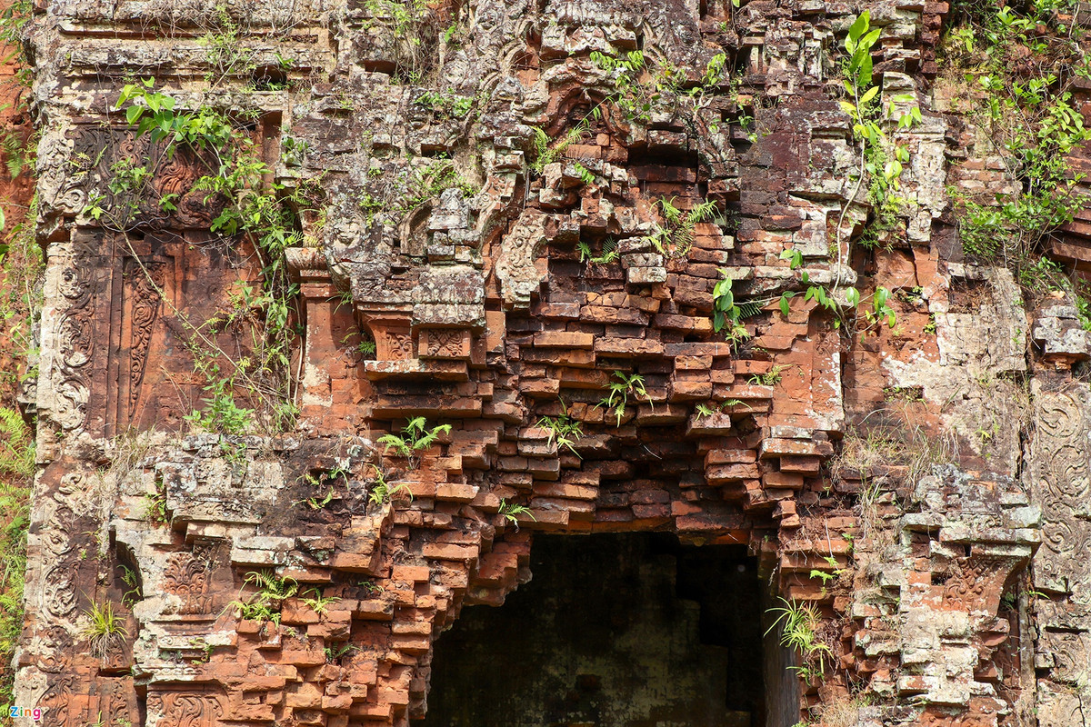 Hiện tháp này xuống cấp, tường 2 bên bị bào mòn do thời gian.