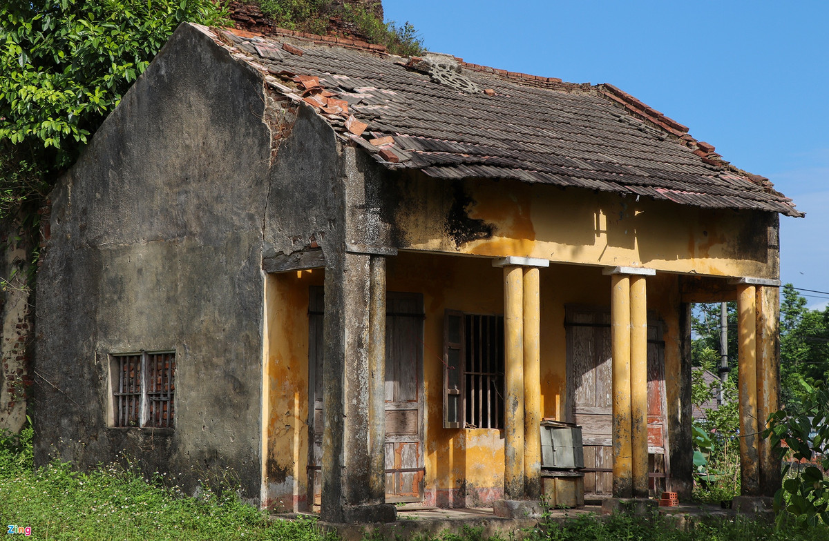 Ngôi nhà phía nằm trước mặt 3 tháng Chăm xuống cấp nghiêm trọng, có dấu hiệu đổ sập bất cứ lúc nào nhưng không có rào chắn xung quanh.