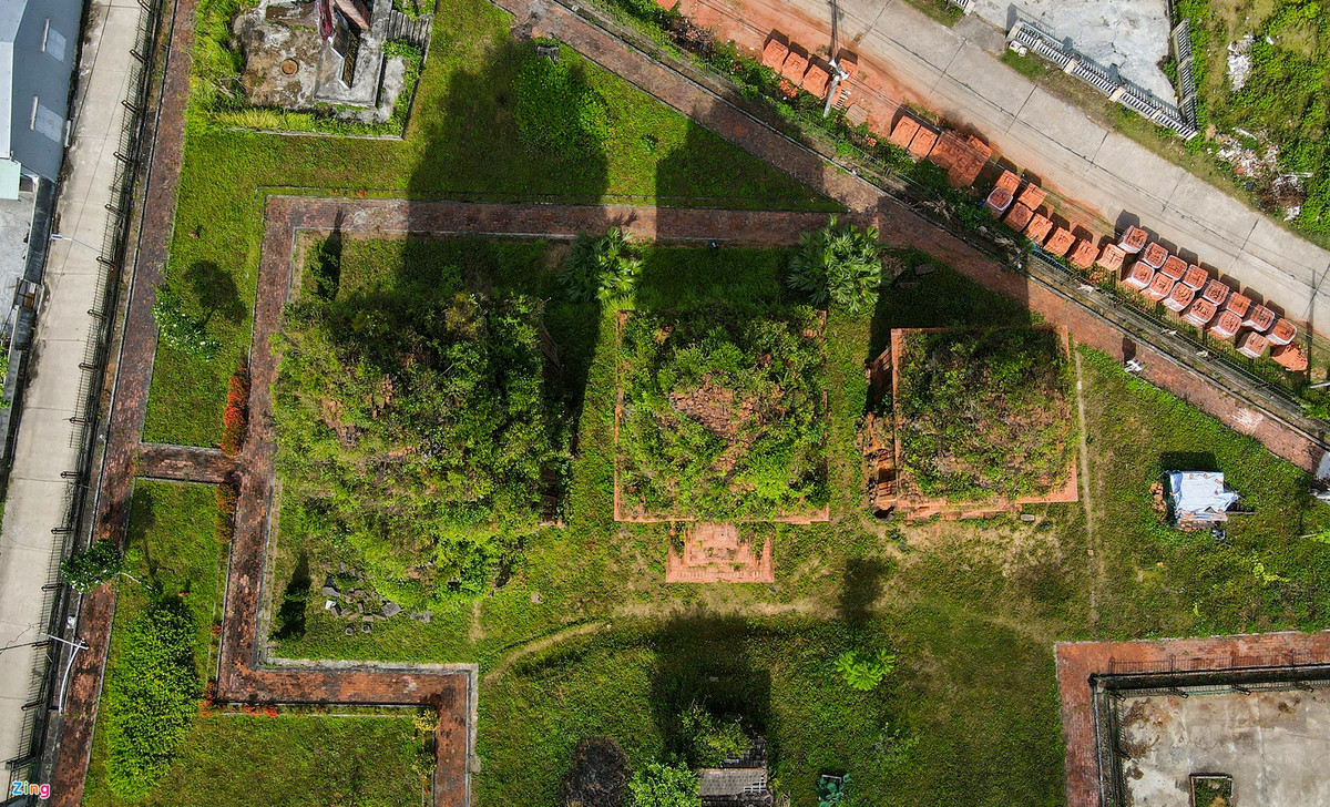 Bộ 3 tháp chăm Khương Mỹ ở mỗi tháp có một cửa ra vào và 5 cửa giả. Vòm cuốn trên các cửa uốn hình vòng cung, trang trí hoa văn thảo mộc cách điệu, đầu lá uốn cong xoắn xuýt, lá xếp thành nhiều tầng, thu nhỏ dần lên trên, phần đỉnh của mỗi vòm cuốn là một tổ hợp cành lá uốn thành hình lá bồ đề.