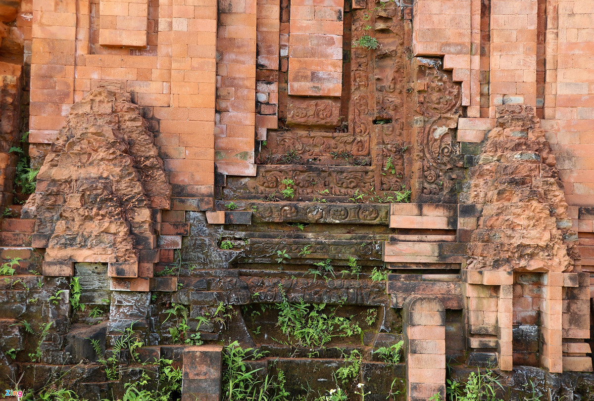 Các hạng mục được trùng tu gồm phát quang bụi rậm xung quang tháp, xử lý diệt cỏ dại trên thân tháp; hạ giải các khối xây sạt lở mất khả năng liên kết; phục hồi khối xây mặt ngoài tường tháp bằng gạch Chăm phục chế sử dụng phương pháp mài chập với chất kết dính là dầu rái; tu bổ khối xây lõi tường tháp bằng gạch Chăm phục chế sử dụng vữa truyền thống... Ngoài ra, tháp còn được tu bổ các chi tiết chạm khắc soi chỉ, hoa văn trên bề mặt tháp; chống mối nền toàn bộ lòng tháp và bên ngoài tháp.