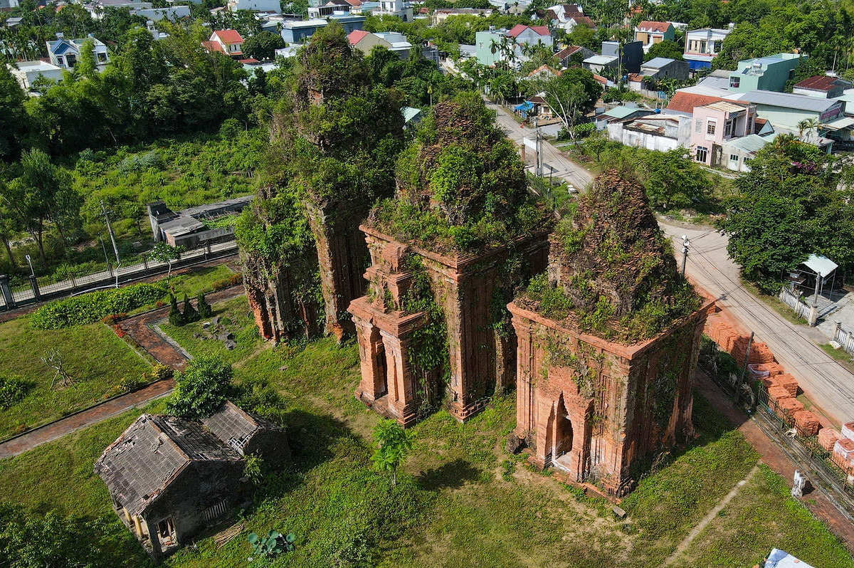 Thân và chân tháp được ốp nhiều phù điêu có hình chim thần Garuda, rắn Naga, người cưỡi voi, cưỡi ngựa, khỉ, phần nào liên quan đến trường ca Ramayana - một sử thi nổi tiếng của Ấn Độ mang đậm dấu ấn Bà La Môn giáo, truyền thống văn hóa có ảnh hưởng đến người Chăm.