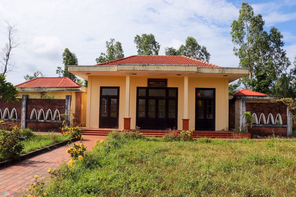 Tại tháp chăm Khương Mỹ, nhà trưng bày hiện vật trong tình trạng đóng cửa, các hiện vật được để dưới sàn nhà lăn lóc. Tại đây cũng không có bảo vệ trông coi, hàng rào bằng sắt cũng bị gỉ và hư nhiều chỗ.