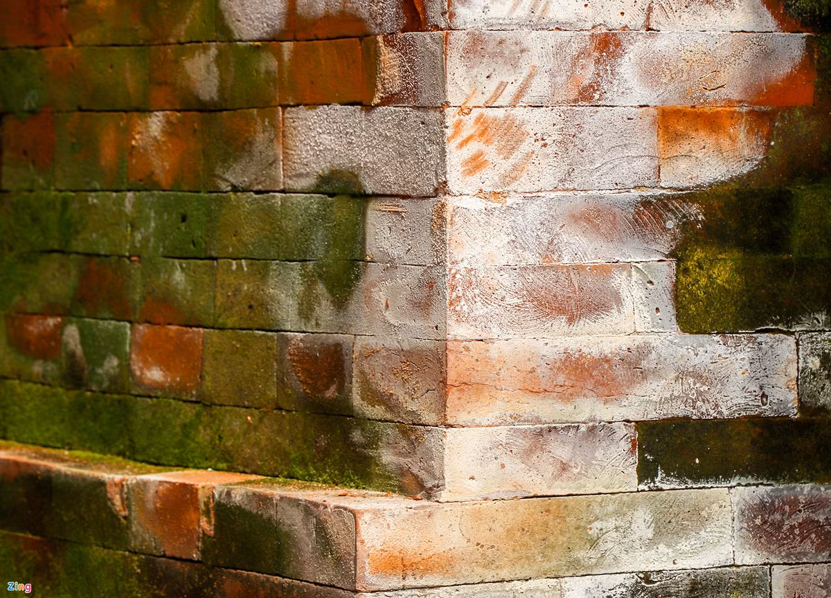 Ông Nguyễn Công Thành, Phó giám đốc Ban quản lý dự án đầu tư xây dựng tỉnh Quảng Nam, cho hay các vệt trắng xuất hiện trên 2 thân tháp được trùng tu do bị muối hóa. Lý giải vấn đề này, ông cho rằng việc muối hóa là do trong đất, trong vôi và dầu rái có muối nên tường bị như vậy. Vị này cho hay công trình vẫn còn trong thời gian được bảo hành nên đơn vị thi công sẽ sửa chữa sớm.