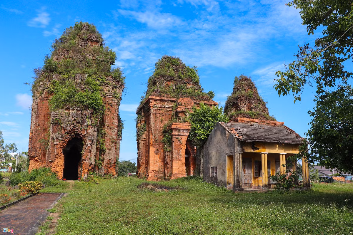 Sau 1.000 năm tuổi, cụm 3 di tích tháp Chăm Khương Mỹ xuống cấp nghiêm trọng và được chính quyền tỉnh Quảng Nam thực hiện trùng tu tháp Giữa và tháp Bắc.