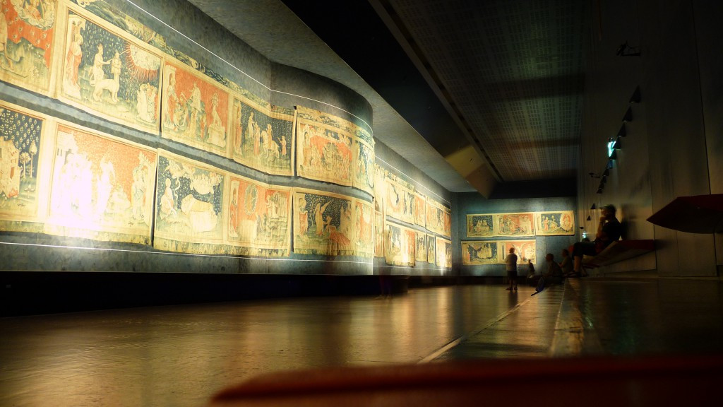  Tấm thảm dệt Ngày tận thế được trưng bày tại lâu đài Angers thuộc tỉnh Maine-et-Loire, miền Tây nước Pháp. Vào ngàu 24/5 vừa qua, Tổ chức Văn hóa, Khoa học và Giáo dục của Liên hợp quốc (UNESCO) đưa tấm thảm Ngày tận thế vào danh sách Ký ức của Thế giới. Danh sách Ký ức của Thế giới là nơi tập hợp khoảng 500 di sản, tư liệu mang ý nghĩa quốc tế và giá trị phổ quát nổi bật toàn thế giới.