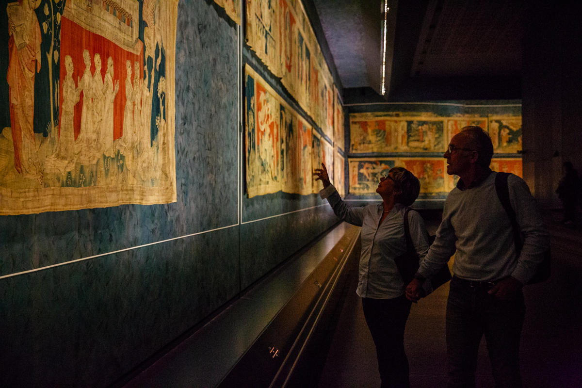 Được coi là tuyệt tác nghệ thuật thời Trung cổ của phương Tây, tấm thảm Ngày tận thế thường được trưng bày trong các buổi lễ lớn trước công chúng. Đồng thời, tấm thảm như sự khẳng định tham vọng chính trị của hoàng tử, Công tước Louis I xứ Anjou.