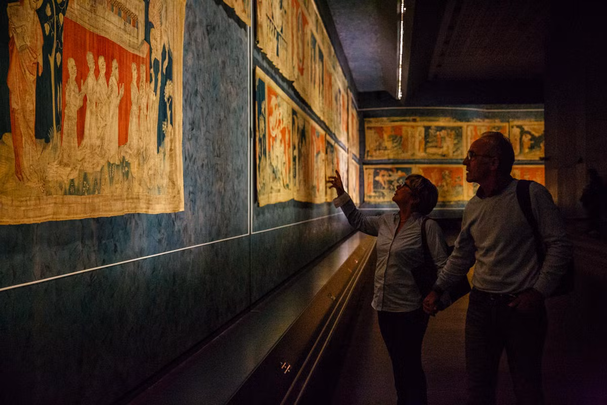 Được coi là tuyệt tác nghệ thuật thời Trung cổ của phương Tây, tấm thảm Ngày tận thế thường được trưng bày trong các buổi lễ lớn trước công chúng. Đồng thời, tấm thảm như sự khẳng định tham vọng chính trị của hoàng tử, Công tước Louis I xứ Anjou.