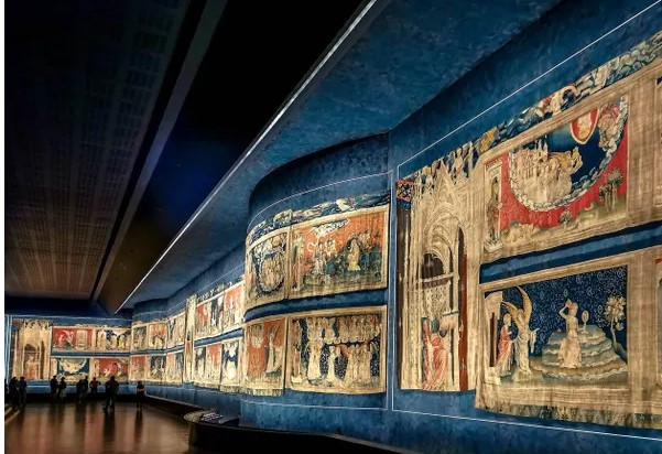 Tấm thảm Ngày tận thế được Công tước Louis I của xứ Anjou, con trai vua Jean le Bon và là anh trai của vua Charles V đặt làm vào khoảng năm 1375.