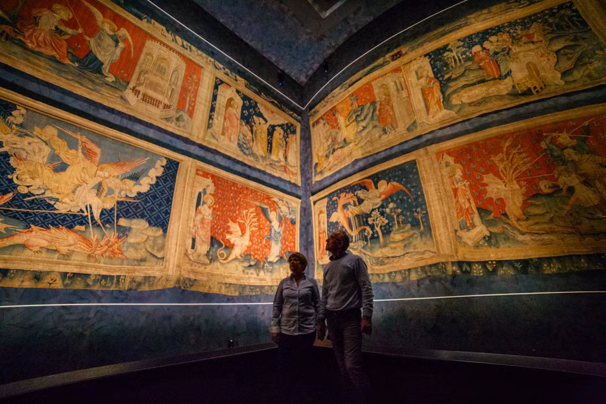 Sau 9 năm thực hiện, tấm thảm dệt Ngày tận thế được hoàn thành với kích thước ban đầu là 140mx6m, gồm nhiều mảnh.