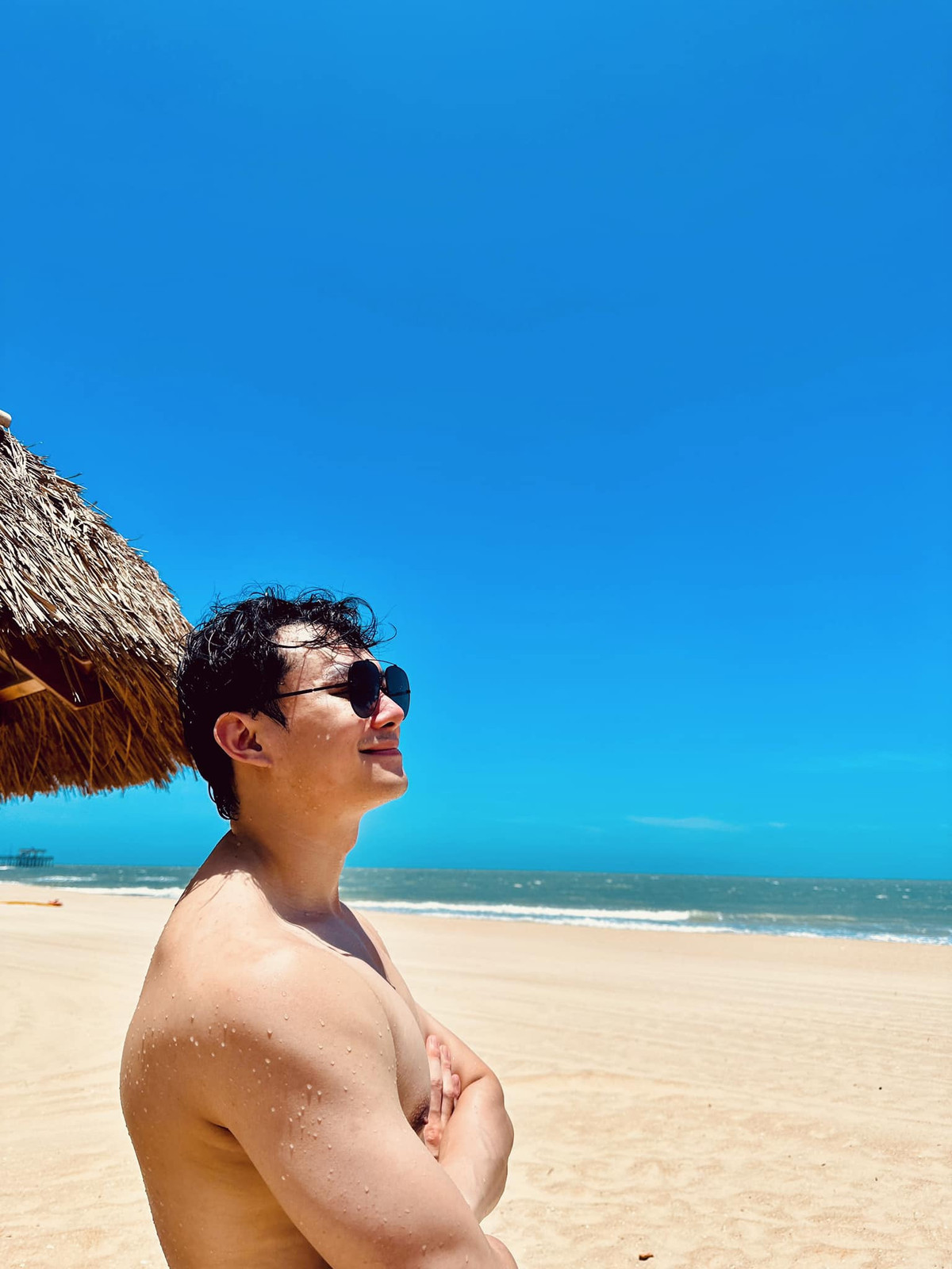 Diễn viên Anh Dũng tận hưởng kỳ nghỉ ở biển.