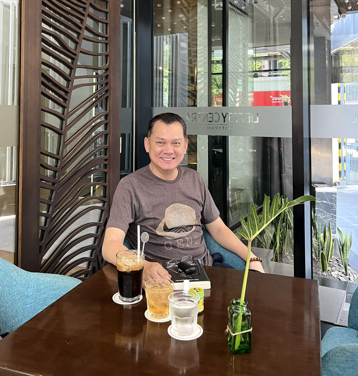 Nghệ sĩ Hữu Châu viết: "Cuộc đời này cứ vậy, từ từ mà an yên. Cảm thấy không vui lặng lẽ mà đi, cảm thấy nơi nào đẹp tốt dừng lại nhìn ngắm vun trồng".