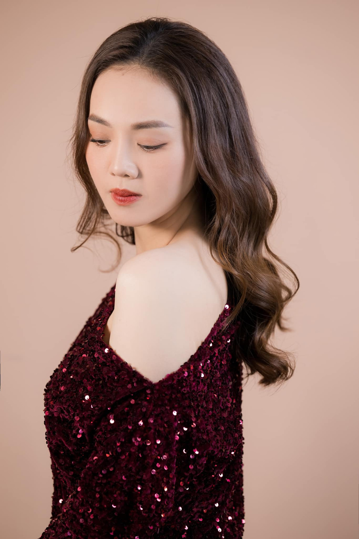 Vợ NSND Công Lý chia sẻ: "Khó khăn rồi sẽ qua đi. Giống như cơn mưa ngoài cửa sổ, có tầm tã cỡ nào rồi cuối cùng cũng sẽ trời quang mây tạnh".