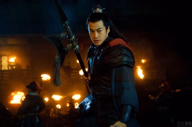 Theo "Tam quốc diễn nghĩa", Hạ Hầu Đôn là võ tướng dưới trướng Tào Tháo. Thậm chí, võ tướng này còn là đồng hương, người cùng vào sinh ra tử với Tào Tháo. Vậy nên, Hạ Hầu Đôn được Tào Tháo tin tưởng, trọng dụng, thậm chí từng được ngồi chung xe ngựa với chủ nhân.