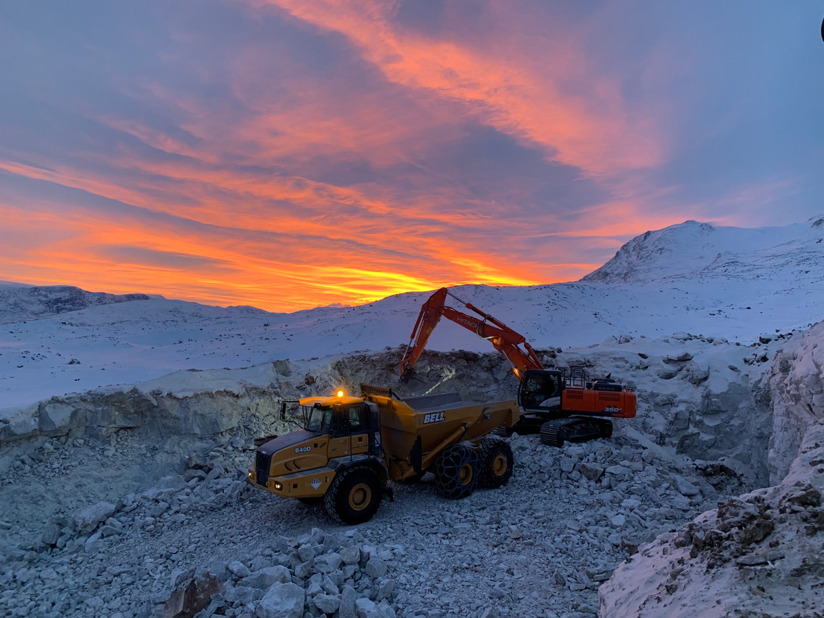 Vì vậy, những tỷ phú giàu có đã bỏ ra một khoản tiền khá lớn vào các công ty khai thác khoáng sản. Họ hy vọng sẽ tìm thấy "kho báu" khoáng sản quan trọng với trữ lượng lớn bên dưới mặt đồi, thung lũng đảo Disko và bán đảo Nuussuaq của Greenland.