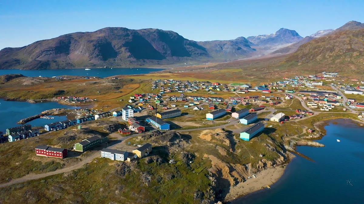 Cơ quan Khảo sát Địa chất Đan Mạch và Greenland nhận định Greenland có thể có trữ lượng dồi dào về than, đồng, vàng, kẽm và các nguyên tố đất hiếm. Vậy nên, giới chức trách Greenland cũng đã thực hiện một số đánh giá về nguồn tài nguyên khoáng sản nhằm phát triển kinh tế.