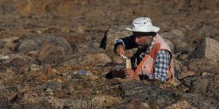 Các nhóm chuyên gia địa chất, kỹ sư, thợ máy... làm việc cho Kobold Metals và Bluejay Mining đã và đang thực hiện các thăm dò mẫu đất, đo trường điện từ của bề mặt, lập bản đồ của các lớp đá phía dưới. Họ hy vọng sẽ sớm tìm ra vị trí để có thể sớm bắt đầu cuộc khai thác khoáng sản quý hiếm.