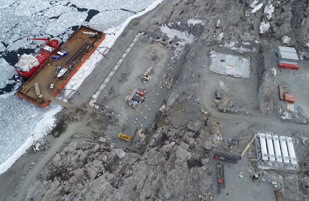 Điều này đã tạo ra cơ hội cho các công ty khai thác đang tìm kiếm lượng khoáng sản quan trọng bên dưới lớp băng vĩnh cửu. Những khoáng sản này có khả năng cung cấp năng lượng cho quá trình chuyển đổi năng lượng xanh.