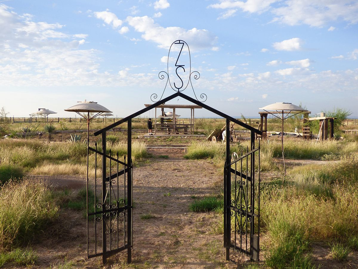 Trong những thập kỷ qua, "Vùng im lặng" được một số người dân báo cáo nhìn thấy những ánh sáng kỳ lạ, bóng người bí ẩn. Thậm chí, một vài nhân chứng cho hay đã nhìn thấy UFO hoặc người ngoài hành tinh.