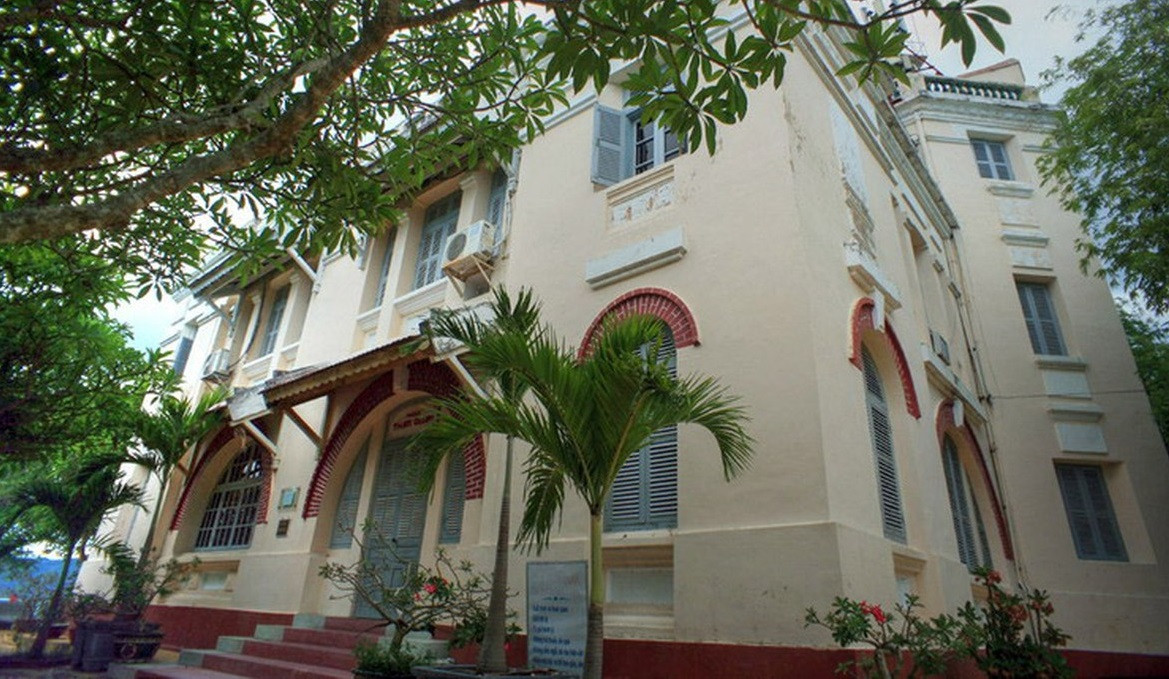 Sau năm 1954, gia đình ông Ngô Ðình Diệm là chủ nhân mới của 2 biệt thự Xương Rồng và Bông Sứ. Khi ấy, bà Trần Lệ Xuân đã đổi tên biệt thự Xương Rồng (trong ảnh) là Nghinh Phong và biệt thự Bông Sứ đổi tên thành Vọng Nguyệt.